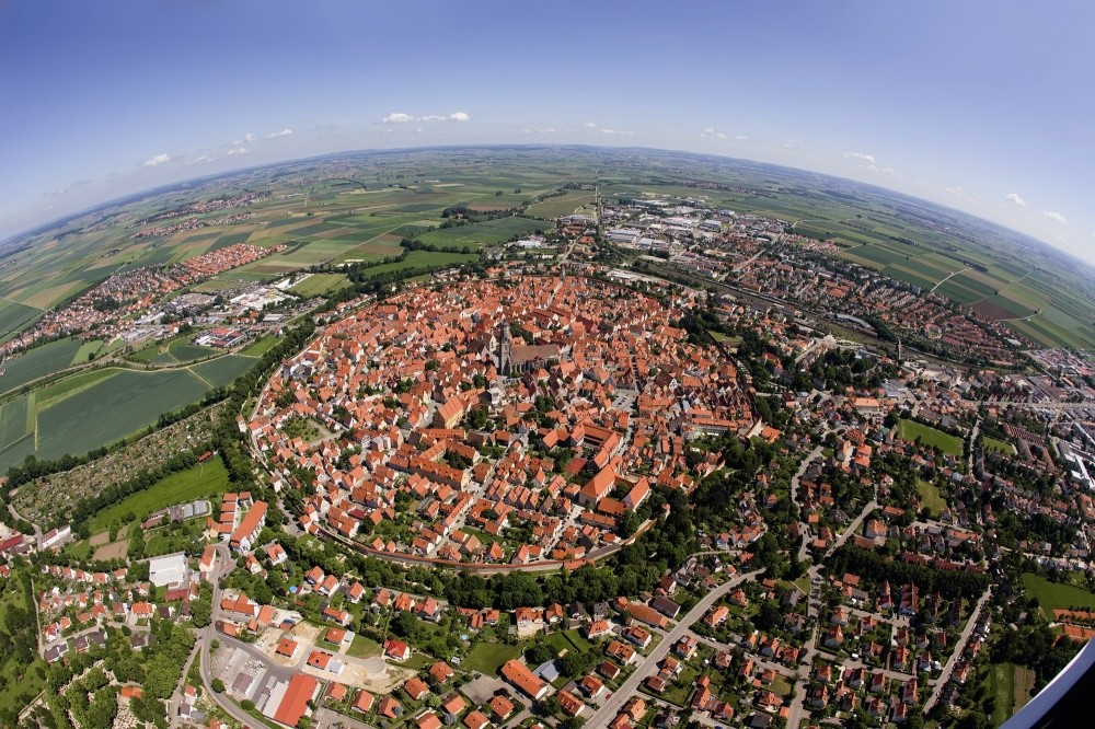 Баварский город Нердлинген, построенный внутри кратера, образованного метеоритом, упавшим на Землю около 14 миллионов лет назад