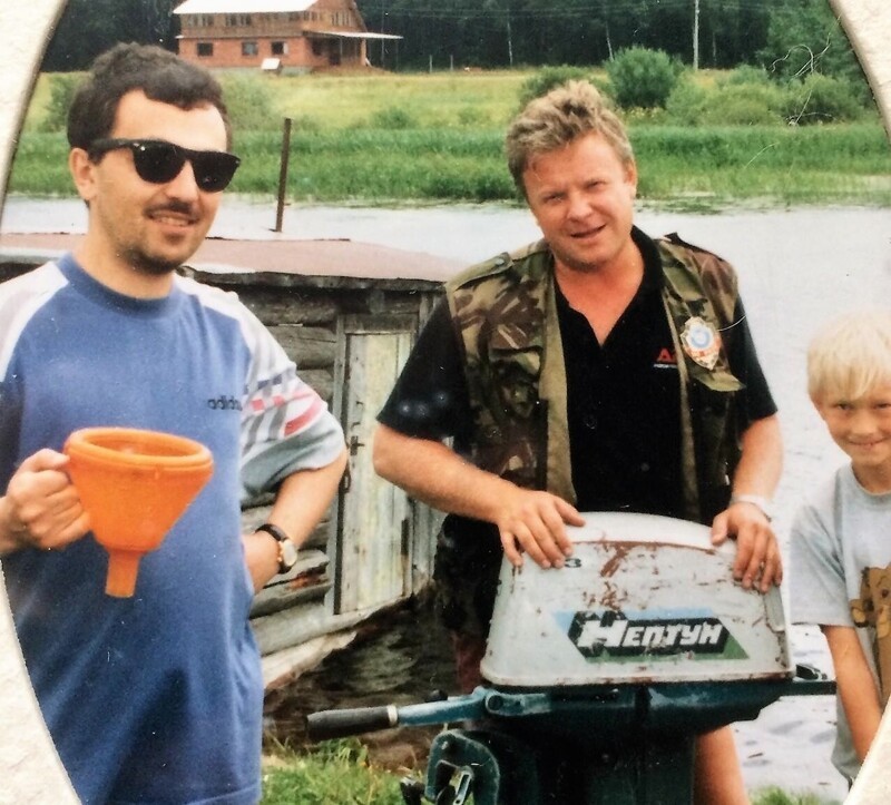 Лучший друг детей 90-х Сергей Супонев отдыхает с друзьями на рыбалке, Россия, 1998 год