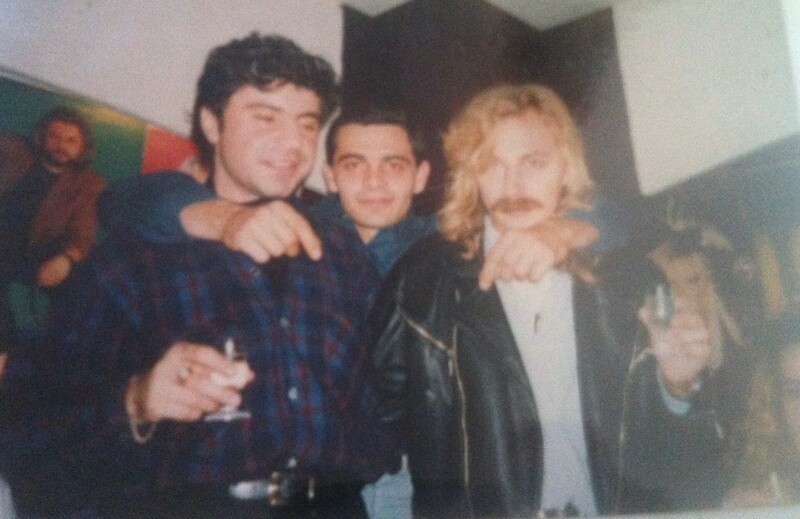 Выпивают видимо за любовь. Игорь Николаев и Сосо Павлиашвили на одной из частных вечеринок, 1990-е годы
