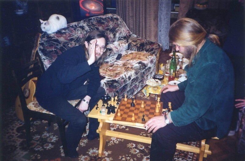 Егор Летов играет в шахматы, Россия 1990-е годы.