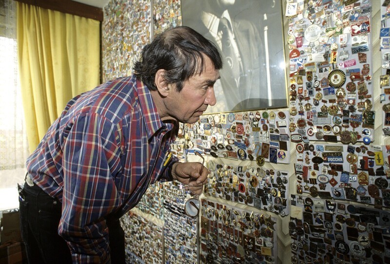 Спартак Мишулин со своей коллекцией значков, Россия, 1997 год