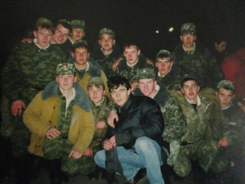 Сергей Бодров младший фотографируется с военнослужащими срочниками, Россия, конец 1990-х