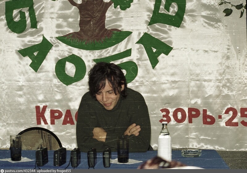 Лидер группы «Мумий Тролль» Илья Лагутенко даёт интервью перед выступлением в клубе «Баобаб», Омск, 1998 год