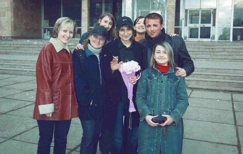 Певица Земфира со своими поклонниками после концерта, Россия, начало 2000-х