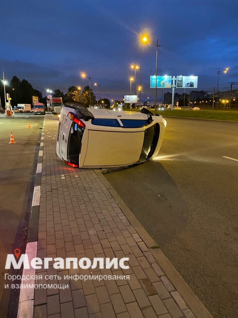 Водитель «Ларгус» опрокинул на бок малолитражку в Санкт-Петербурге