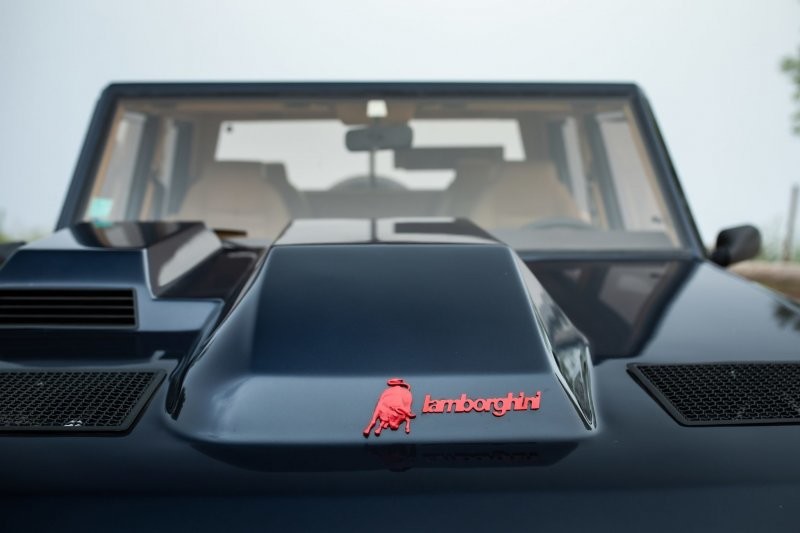 LM002 от Lamborghini — редкий супервнедорожник, и он может стать вашим