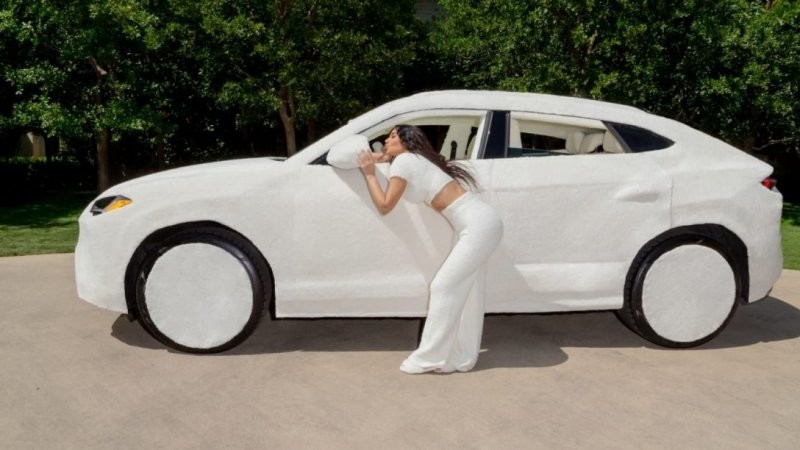 Белый и пушистый: Ким Кардашьян украсила свой Lamborghini Urus шерстью