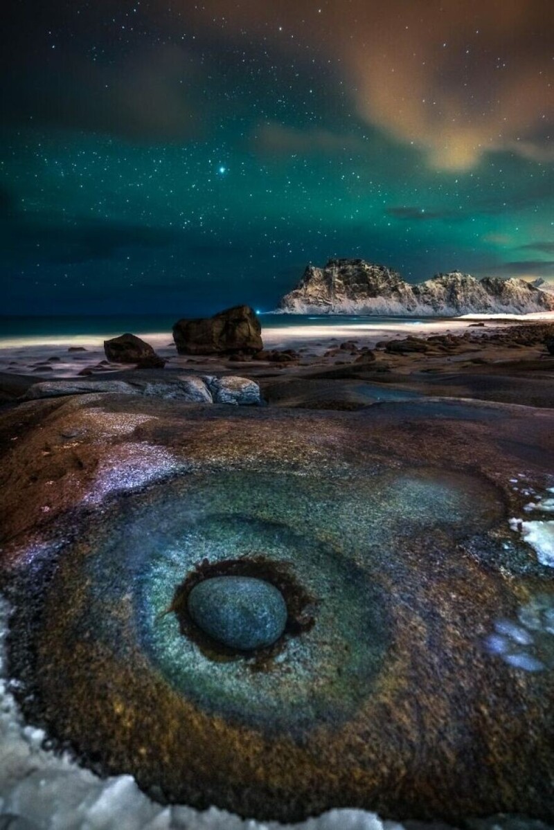 "Глаз" (фото пляжа Уттаклейв в Норвегии, где большой камень похож на глаз), Ivan Pedretti