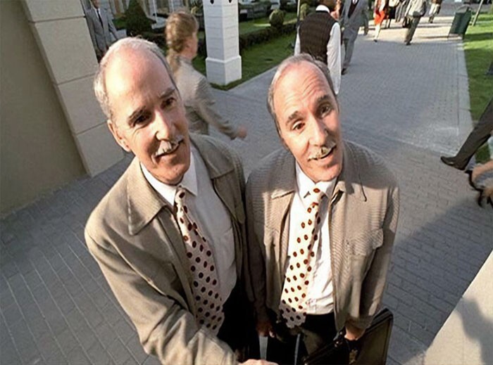В «Шоу Трумэна» (1998) близнецов играют Рон и Дон Тейлор,  полицейские, работавшие на съемочной площадке охранниками. Режиссер Питер Уир оценил их дружелюбие к съемочной группе и нанял их для съемок