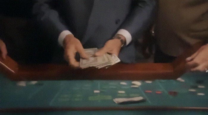 В «Хороших парнях» (1990) Роберт Де Ниро настаивал на использовании настоящих денег. Реквизитору пришлось взять несколько тысяч долларов из собственных средств. В конце каждого дубля никому не разрешалось покидать площадку до полного возврата купюр