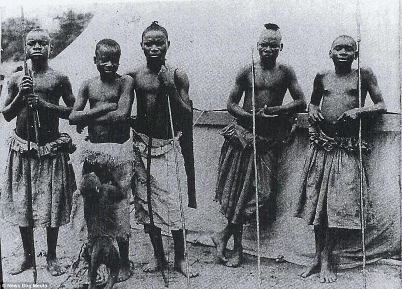 Ота Бенга (второй слева) с соплеменниками