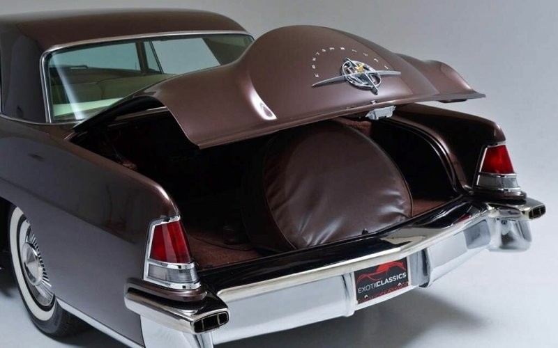Фирменное оформление крышки багажника сохраниться и на всех последующих моделях Continental Mark