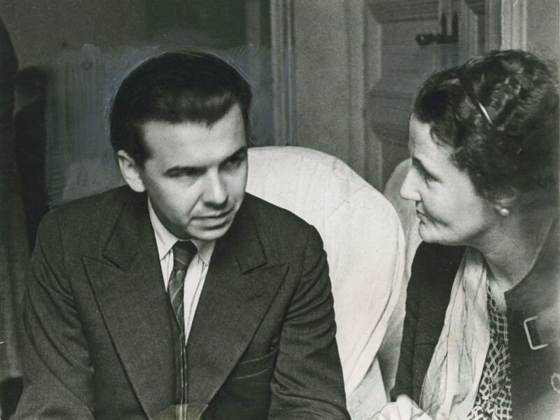 1934. Писатель Леонид Леонов (слева) беседует с английской писательницей на Первом Всесоюзном съезде советских писателей