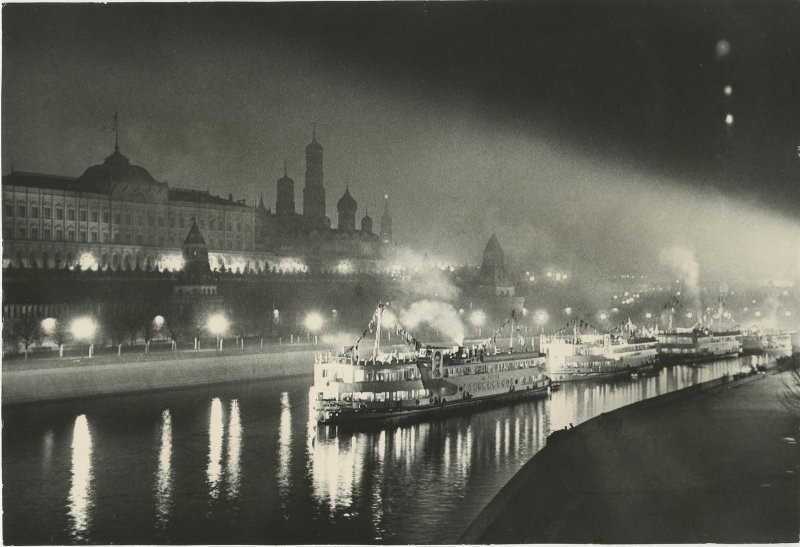 1937. Первые волжские пароходы у стен Кремля