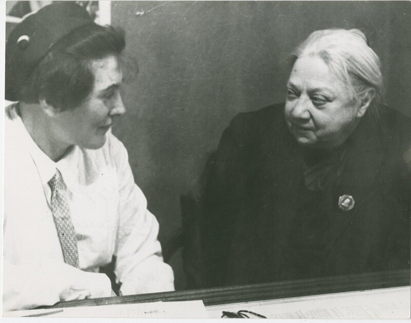 1936. Надежда Константиновна Крупская беседует с Пашей Ангелиной