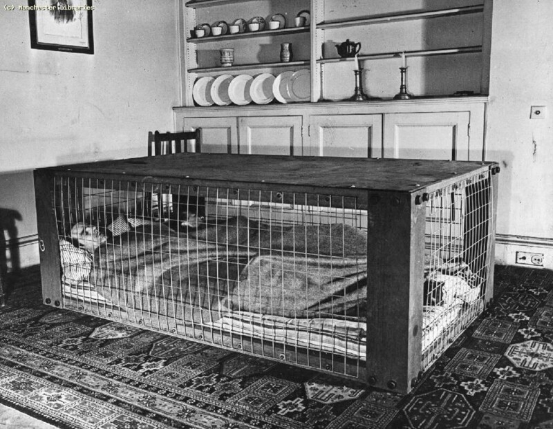 Подобные спальные места носили название «Убежище Моррисона» и использовались в Англии во время Второй мировой войны.