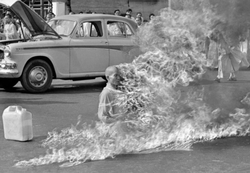 11 июня 1963 года. Южный Вьетнам. Монах Тхить Куанг Дык совершает акт самосожжения в знак протеста против национальной политики государства.