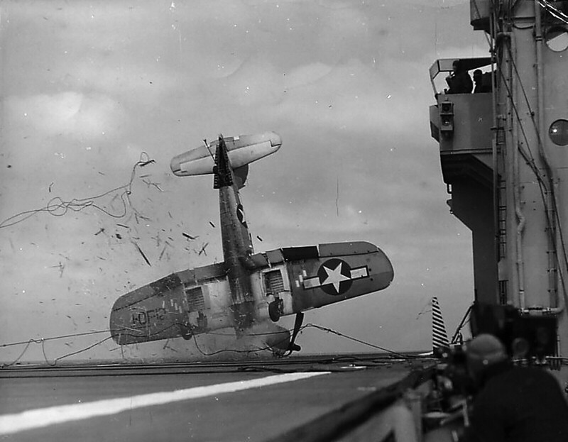 Во время Второй мировой войны Чанс-Воут F4U "Корсар" (Vought F4U Corsair) разбился на палубе авианосца.