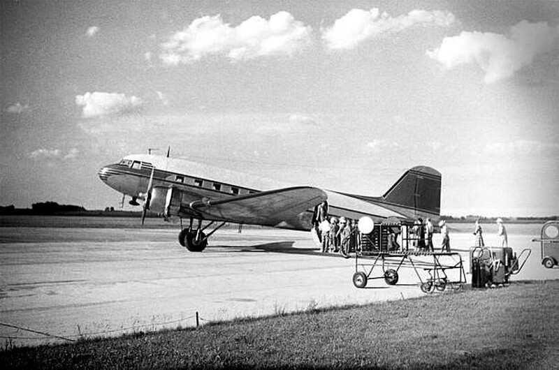 Авиалайнер DC-3 в момент посадки пассажиров, 1951 г.
