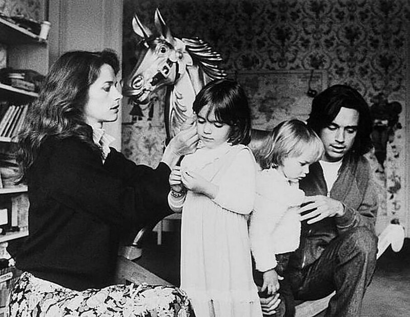 Шарлотта Рэмплинг и композитор Жан-Мишель Жарр дома с детьми.
