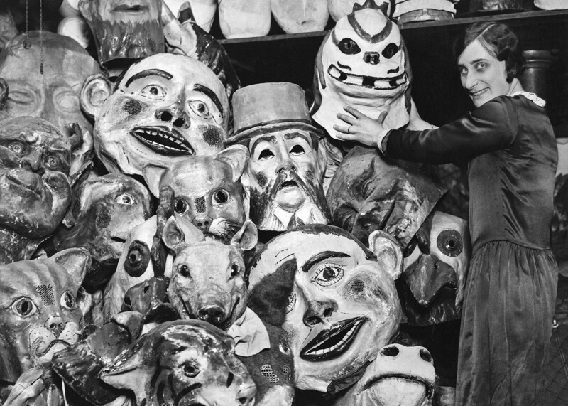 Женщина расставляет головы для пантомимы в кладовой на лондонской фабрике, 11 ноября 1929 года. Головы будут использоваться в рождественских пантомимах.