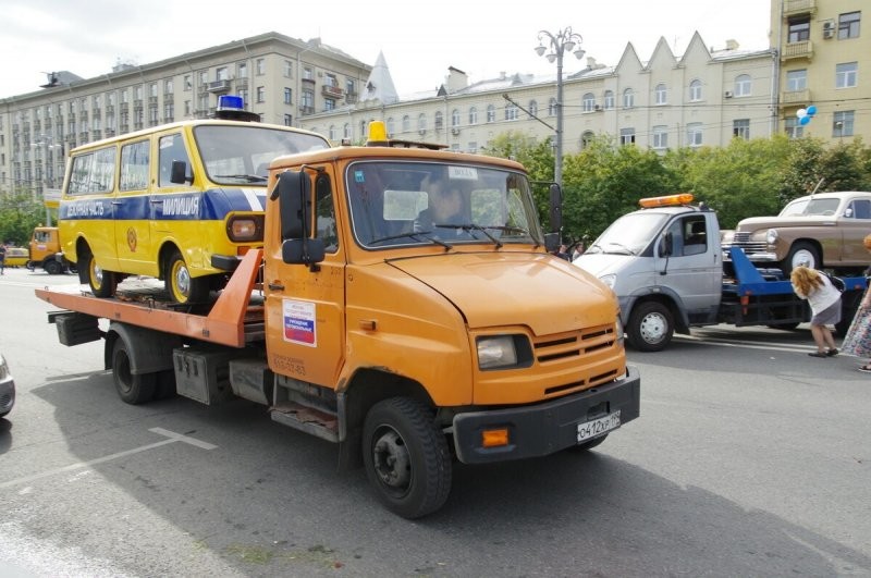 Правительство Москвы во времена Ю.Лужкова активно закупало автомобили ЗИЛ, но спасти предприятие это не помогло