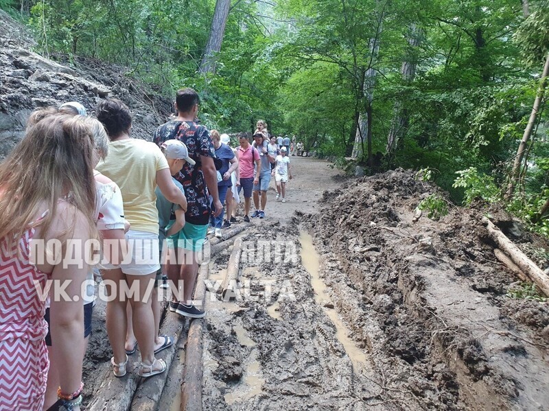 "По улице ходила большая крокодила": что происходит в Ялте после наводнения
