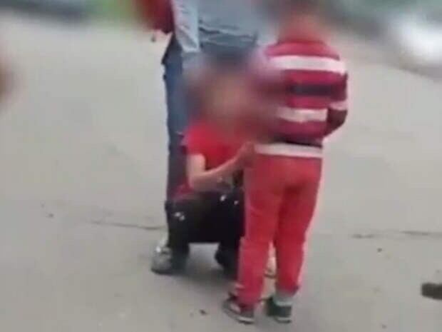 "Яжемать" из Красноярска поставила ребенка на колени и заставила прилюдно извиняться перед сыном