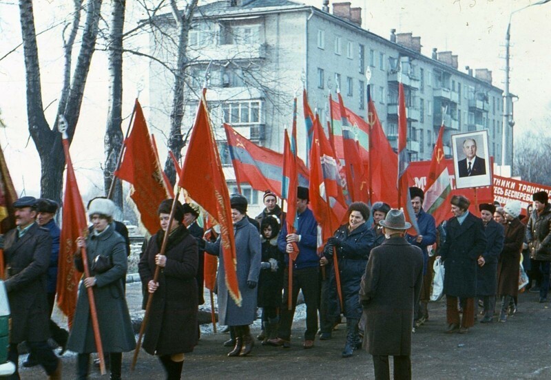 Сотрудники Щекинского погрузочно-транспортного управления собираются в колонну на демонстрацию к дню Великой октябрьской социалистической революции. Конец 80-х.