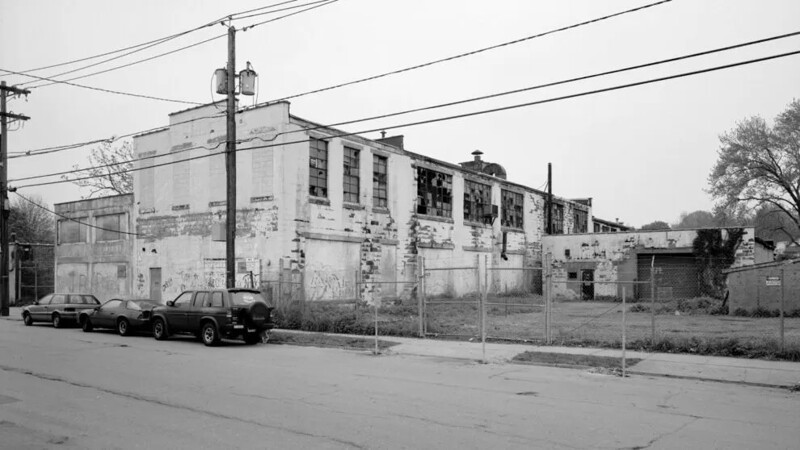 Здание одного из цехов U.S. Radium в 90‑е годы