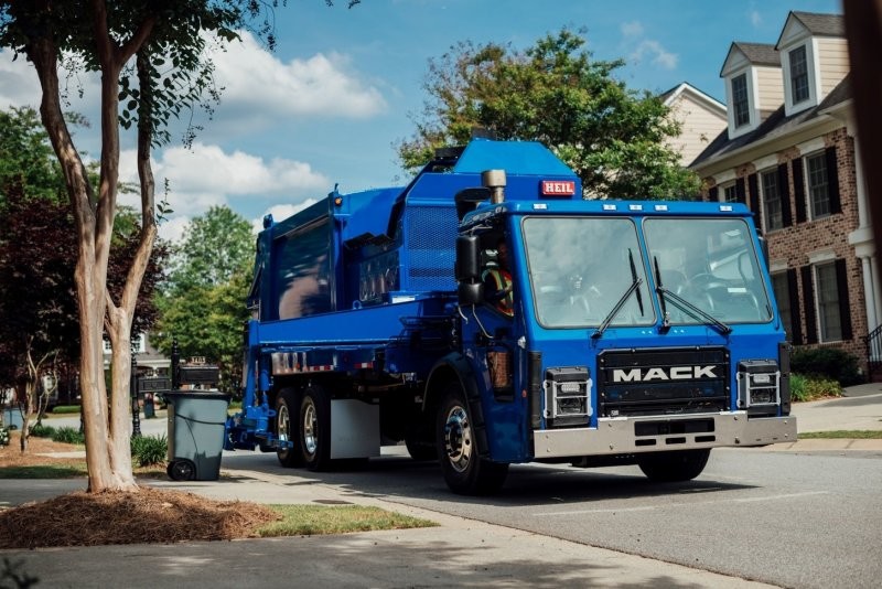 Mack LR Heil Refuse Truck