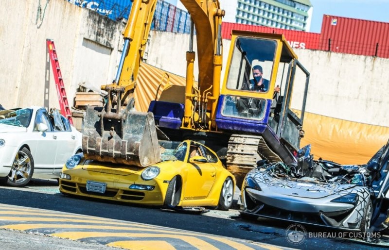 Очень редкий McLaren и другие суперкары уничтожены на Филиппинах