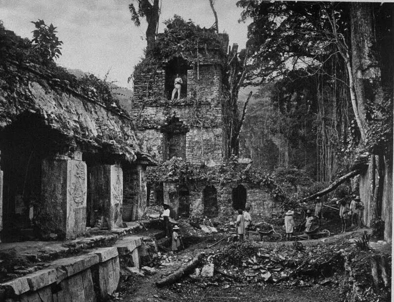 Археолог Альфред Модсли в разрушенном дворце. Мексика, 1890 г.