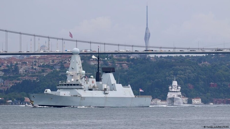 Сторожевой корабль ВМС РФ открыл огонь по британскому эсминцу