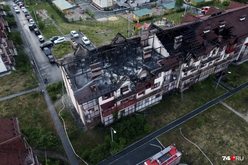В Челябинске из-за удара молнии сгорела крыша жилого дома