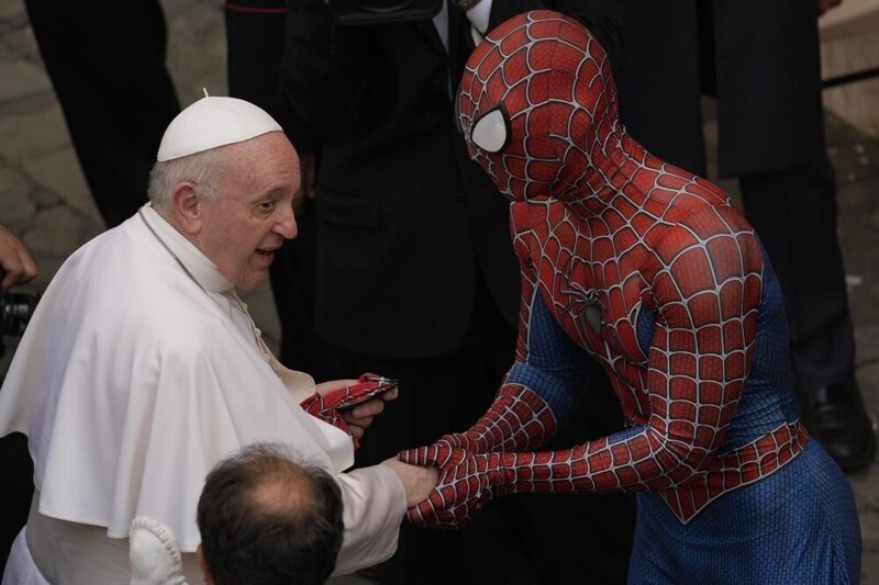 Человек-паук пообщался с Папой Римским и вручил ему подарок