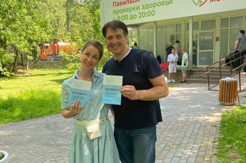 9. Актер Денис Матросов с женой сделали прививку в Москве, в парке