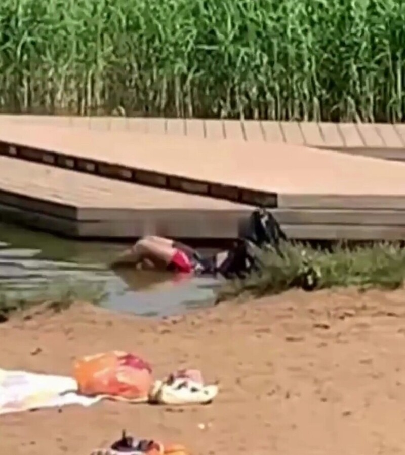 Труп трупом, а пляж - по расписанию: тело утопленника не помешало россиянам купаться и отдыхать