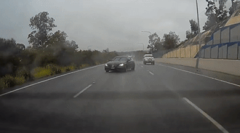 Австралийский водитель Mercedes-AMG C63 S улетел с дороги, дурачась на мокром шоссе