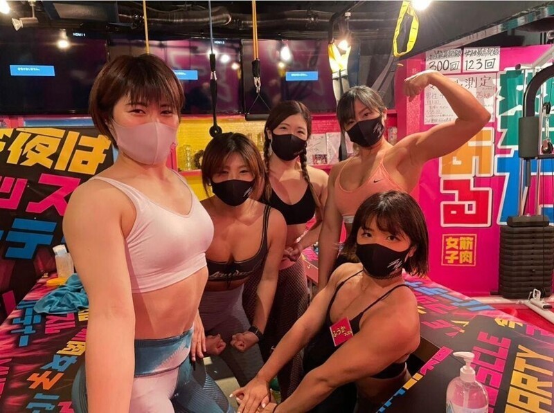В Японии открылся бар для любителей мускулистых девушек