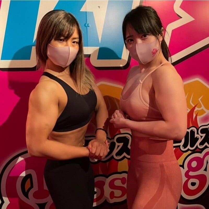 В Японии открылся бар для любителей мускулистых девушек
