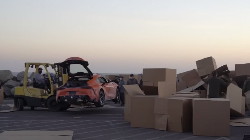 Toyota Supra пролетела 30 метров и приземлилась в стопку картонных коробок