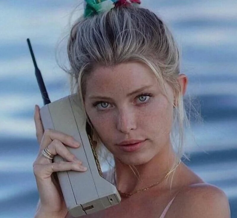 Первый мобильный телефон. DynaTAC 8000X от Motorola, 2-фунтовая модель по цене 3995 долларов в 1984 году.