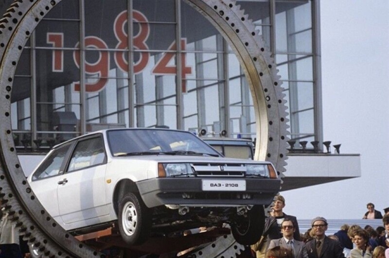 В 1984 году на выставке "Автопром-84" на ВДНХ представили ВАЗ-2108