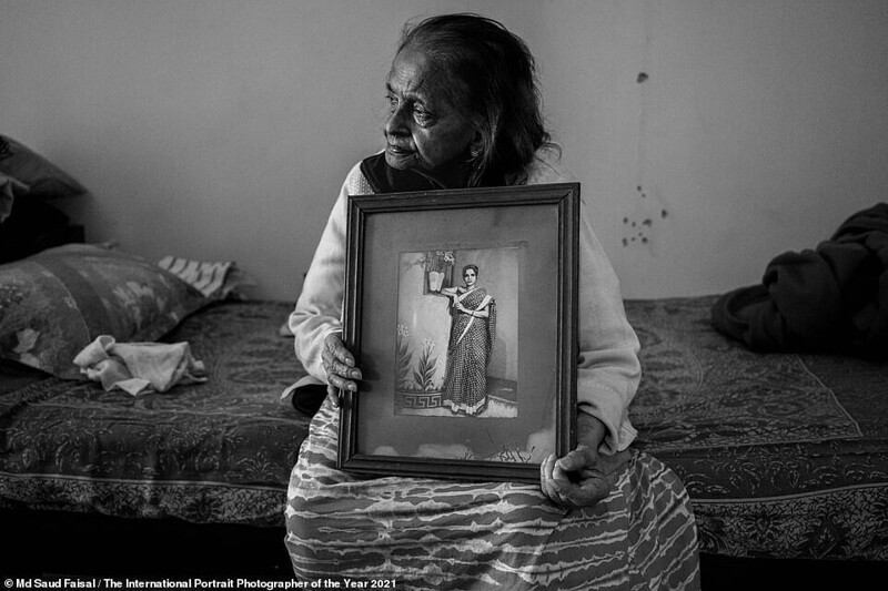 Пожилая женщина со своим портретом, где она изображена в юности. Фотограф Md Saud Faisal, Бангладеш