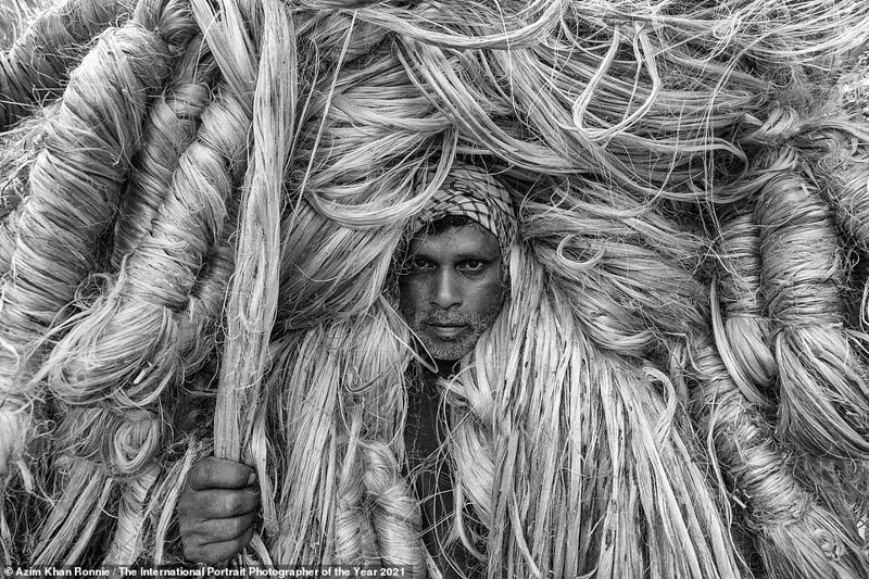"Эти работники носят на себе по 50 кг джутового волокна каждый," - пишет фотограф Azim Khan Ronnie, Бангладеш