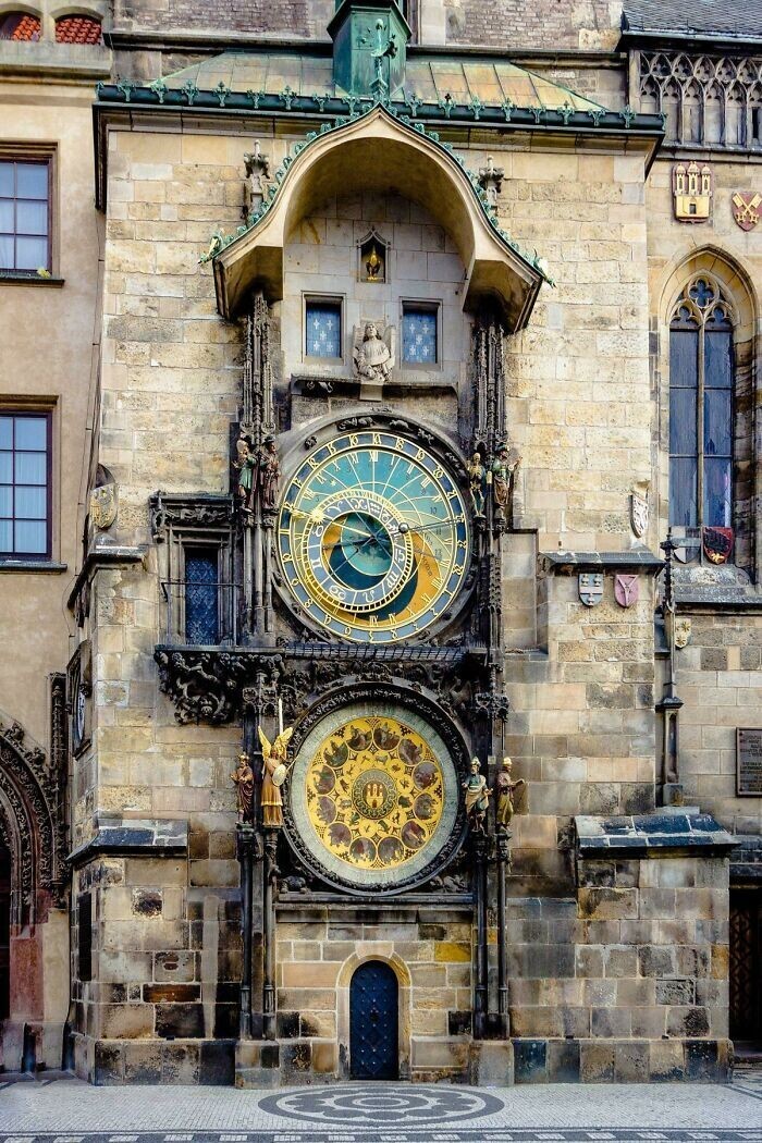 Дом в Праге, украшенный часами. Это самые старые астрологические часы в мире!