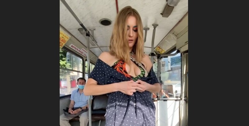 Блогерша из Ровно на спор разделась до купальника и устроила дефиле в троллейбусе
