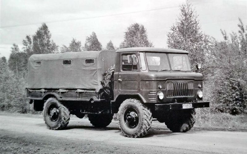 На серийном ГАЗ-66 по требованиям военных ветровые стекла стали плоскими с угловыми окошками