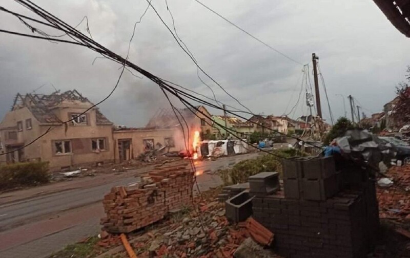 Разрушительный торнадо, уничтоживший в Чехии несколько сел, попал на видео